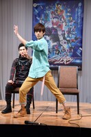 変身ポーズを披露する奥野壮。