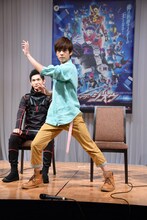 変身ポーズを披露する奥野壮。