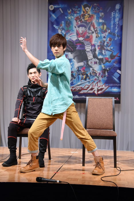 変身ポーズを披露する奥野壮。