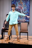 変身ポーズを披露する奥野壮。