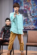 変身ポーズを披露する奥野壮。