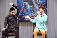 押田岳（左）を紹介する奥野壮。