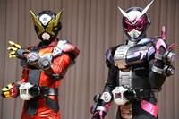 左から仮面ライダーゲイツ、仮面ライダージオウ。