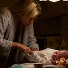 おむつ替え、授乳…シャーリーズ・セロンが育児に追われる「タリー」本編映像