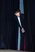 ひょっこりとステージに登場する竹内涼真。