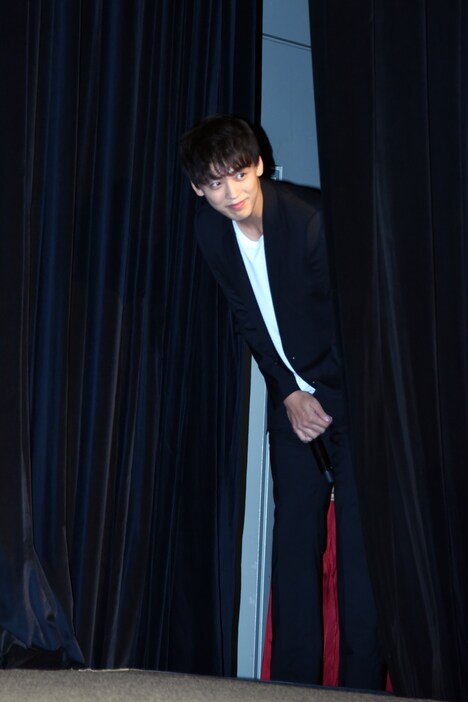 ひょっこりとステージに登場する竹内涼真。