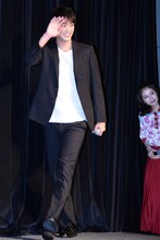 ステージに登場する竹内涼真、浜辺美波。