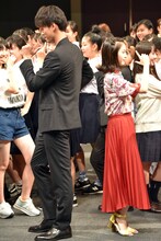 「I Want You Back」に合わせて踊る竹内涼真（左）、浜辺美波（右）。