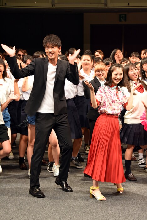 「I Want You Back」に合わせて踊る竹内涼真（左）、浜辺美波（右）。