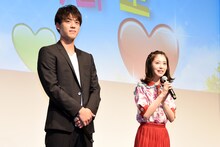 左から竹内涼真、浜辺美波。