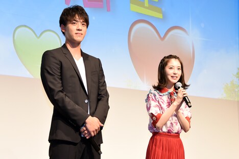 左から竹内涼真、浜辺美波。