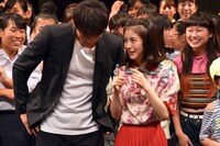 左から竹内涼真、浜辺美波。