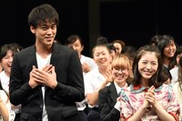 「I Want You Back」に合わせて踊る竹内涼真（左）、浜辺美波（右）。