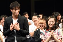 「I Want You Back」に合わせて踊る竹内涼真（左）、浜辺美波（右）。