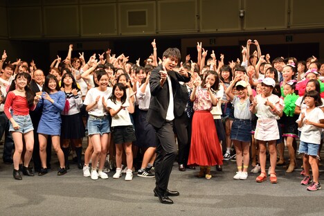 「I Want You Back」に合わせて踊る竹内涼真（中央）。