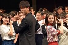 「I Want You Back」に合わせて踊る竹内涼真（左）、浜辺美波（右）。