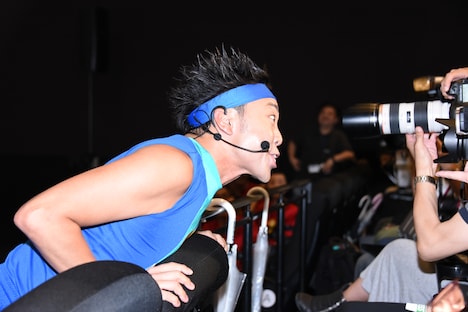 登場直後、カメラマンに急接近し絶叫したサンシャイン池崎。