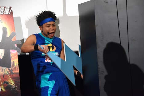 舞台裏から雷パネルを持ち出すサンシャイン池崎。