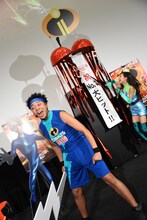 くす玉を割った直後、「イエー！」と絶叫するサンシャイン池崎。