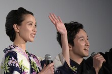 左から戸田恵梨香、浅利陽介。