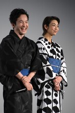 左から浅利陽介、山谷花純。