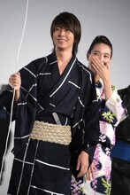 くす玉を割ろうとする山下智久（左）。