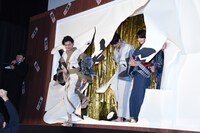 幕を破って登場したキャスト陣。