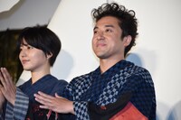 左から長澤まさみ、ムロツヨシ。