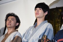 左から勝地涼、岡田将生。