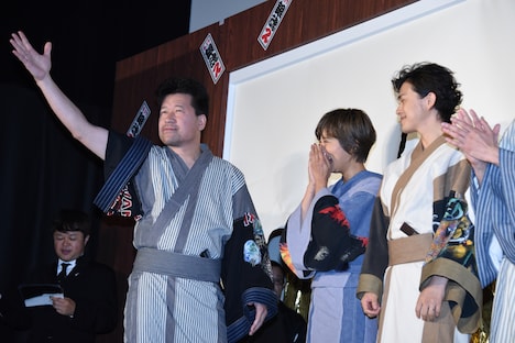 観客に向かって手を挙げる佐藤二朗(左)。