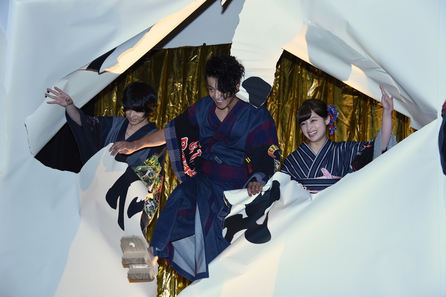 幕を破って登場したキャスト陣。