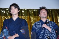 左から吉沢亮、ムロツヨシ。