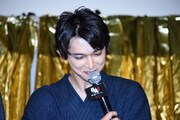 自身の出演シーンを「めっちゃカッコよかった」と自画自賛したあと、恥ずかしそうに顔を伏せる吉沢亮。