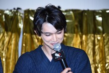 自身の出演シーンを「めっちゃカッコよかった」と自画自賛したあと、恥ずかしそうに顔を伏せる吉沢亮。
