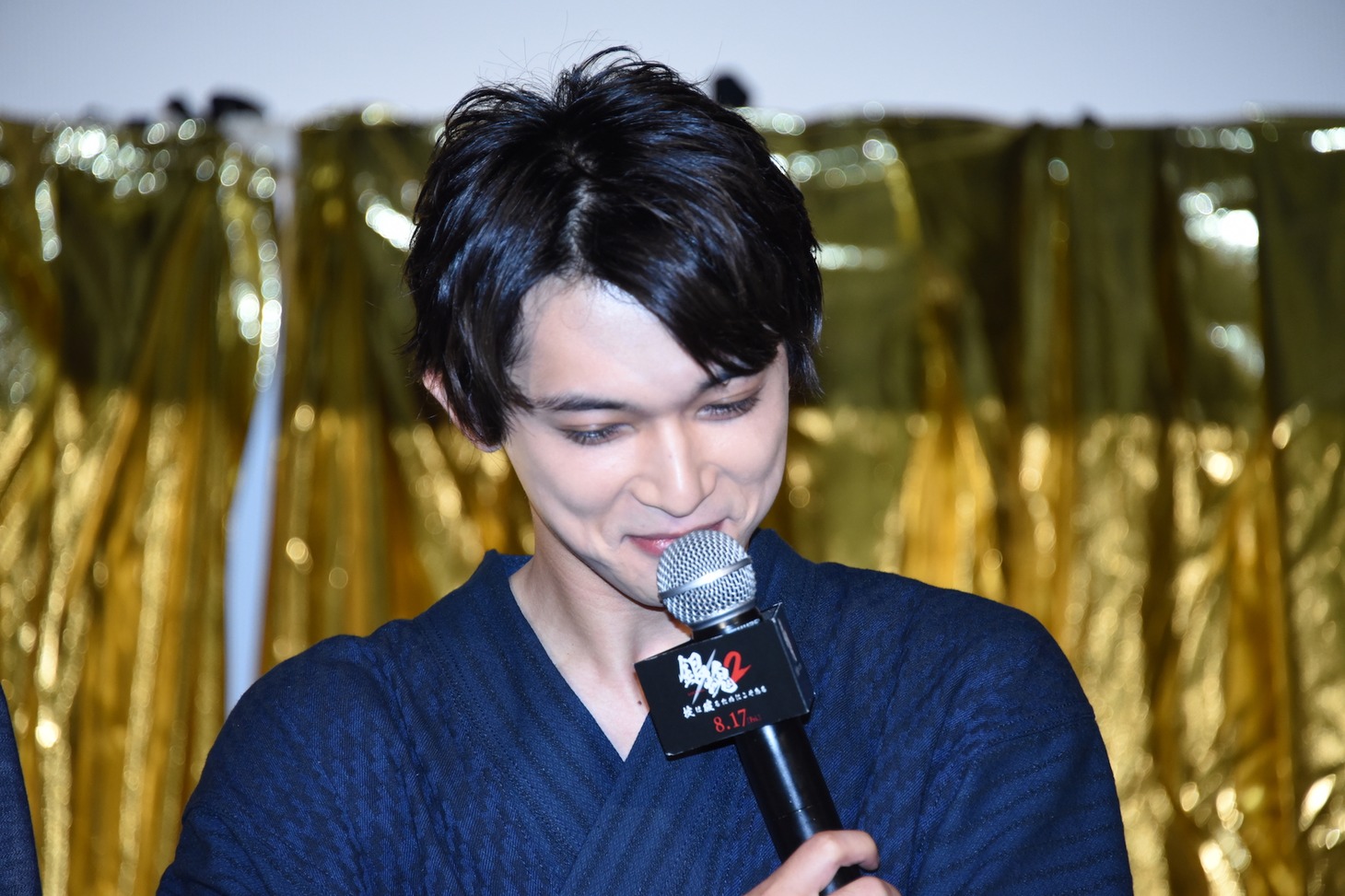 自身の出演シーンを「めっちゃカッコよかった」と自画自賛したあと、恥ずかしそうに顔を伏せる吉沢亮。