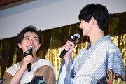 左から勝地涼、岡田将生。