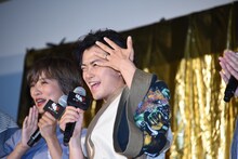 指輪を掲げる勝地涼。