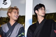 左から柳楽優弥、三浦春馬。