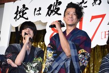 左から菅田将暉、小栗旬。