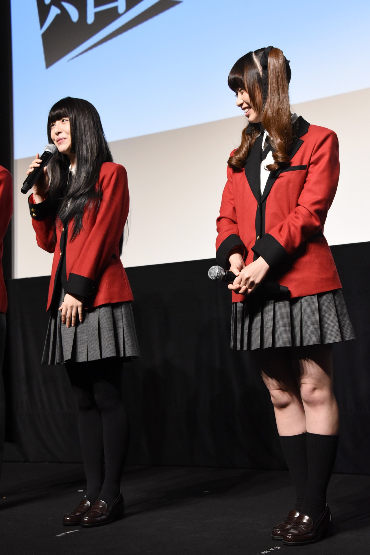 スカートが短いことを恥ずかしがる浜辺美波（左）と森川葵（右）。