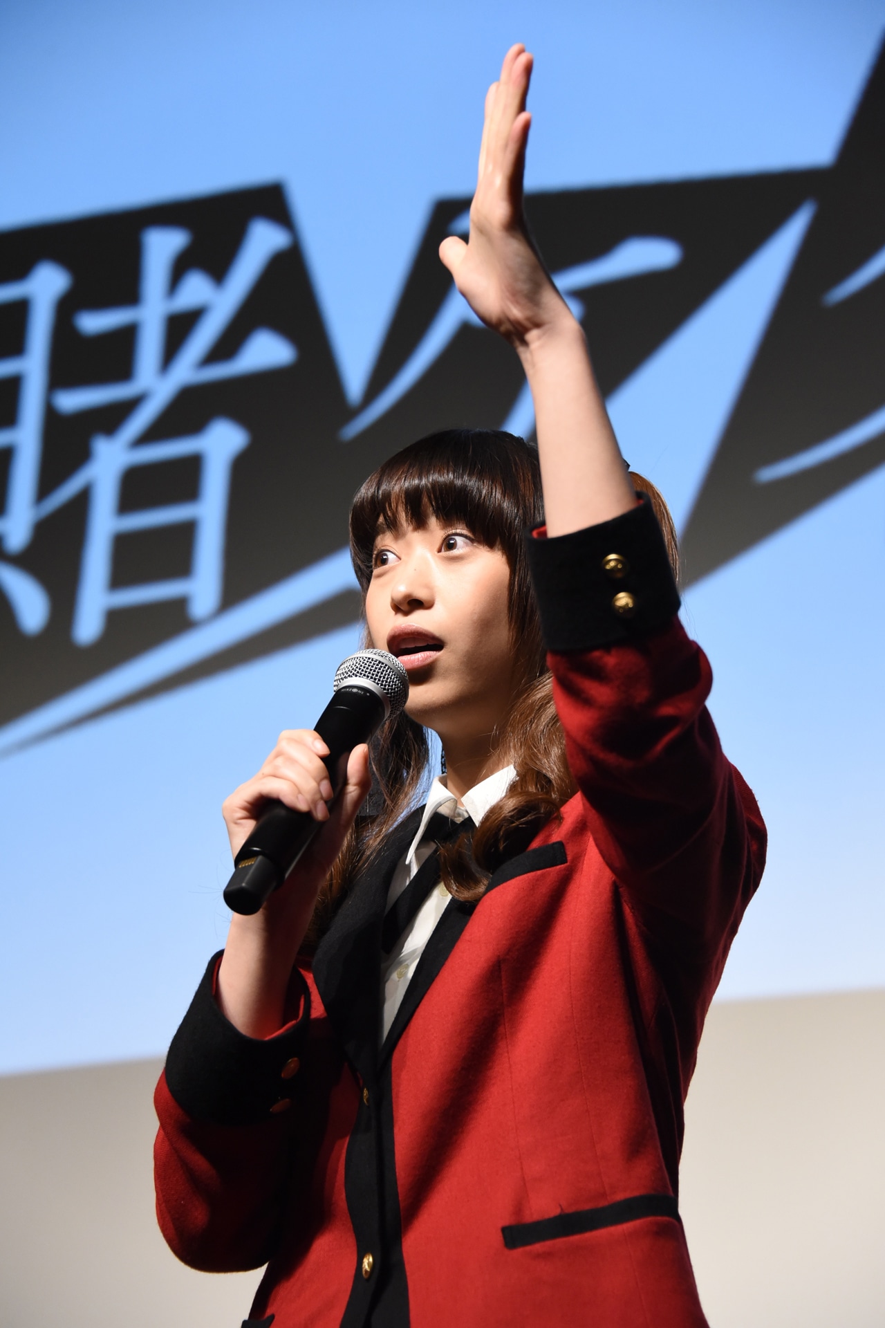 ゲームの挑戦者を選ぶじゃんけんをする森川葵。