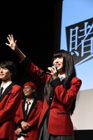 ゲームの挑戦者を選ぶじゃんけんをする浜辺美波。