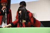 カードを選ぶ浜辺美波。