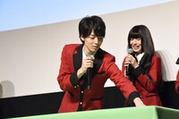 カードを選ぶ高杉真宙。