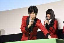 カードを選ぶ高杉真宙。