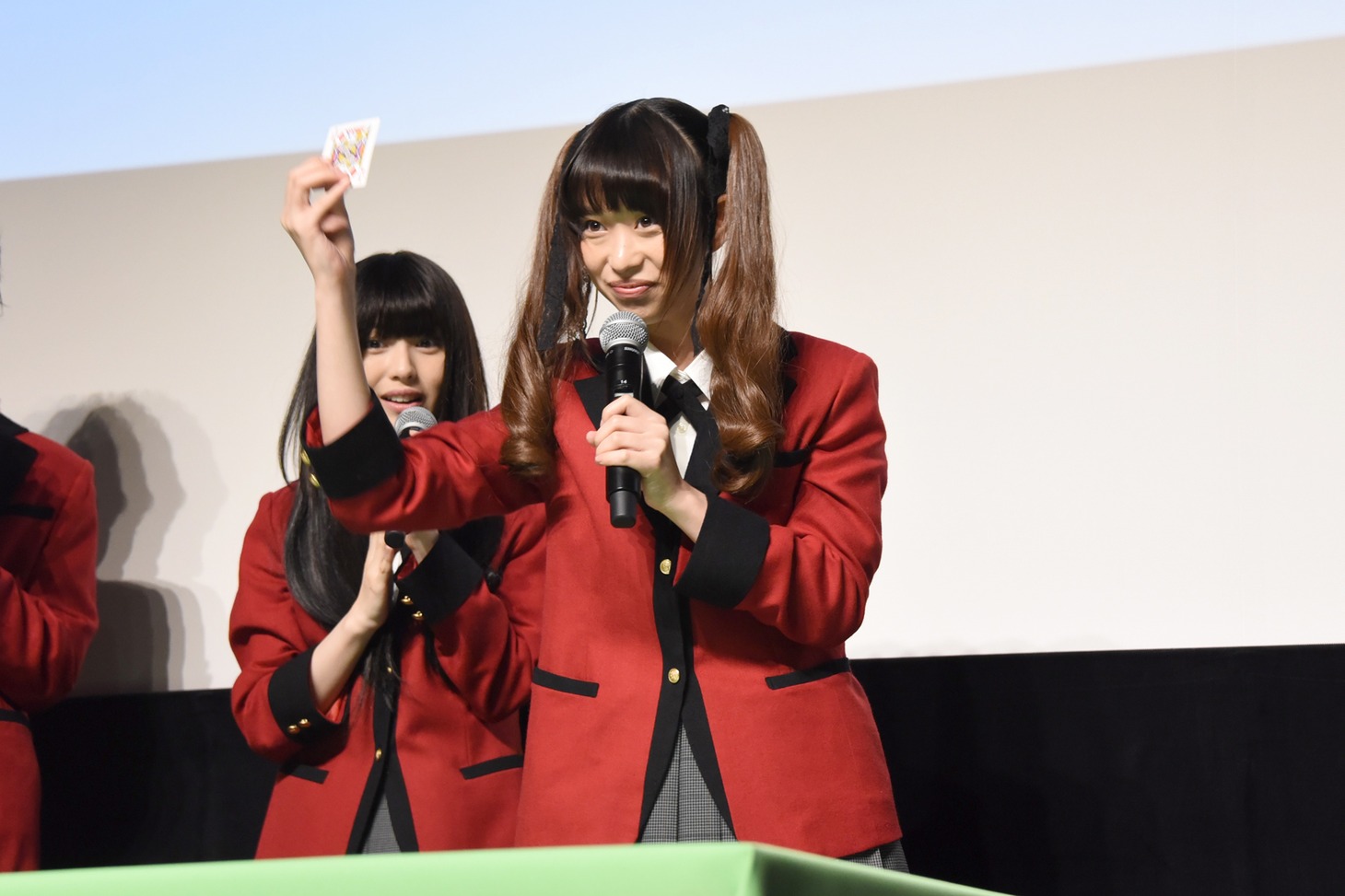 カードを選ぶ森川葵。