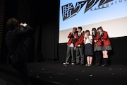 ゲームの参加者(中央)と記念撮影をするキャストたち。