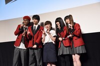 ゲームの参加者（中央）と記念撮影をするキャストたち。