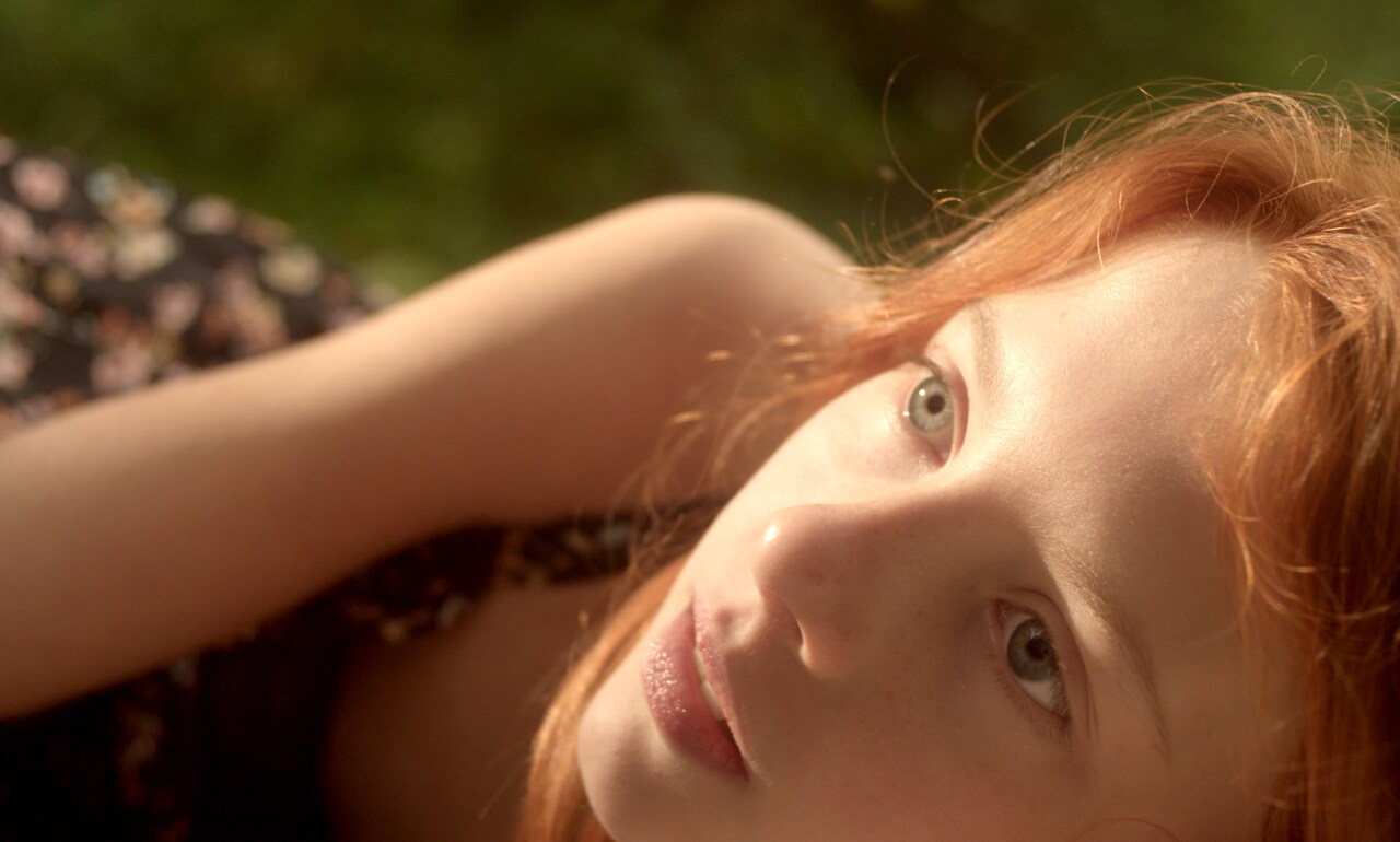 姿を持たない青年と盲目の少女が惹かれ合う「エンジェル、見えない恋人」予告