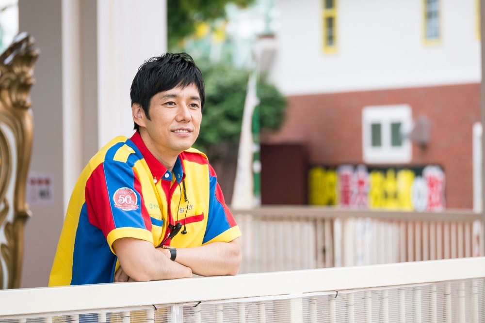 「オズランド 笑顔の魔法おしえます。」より、西島秀俊演じる小塚慶彦。